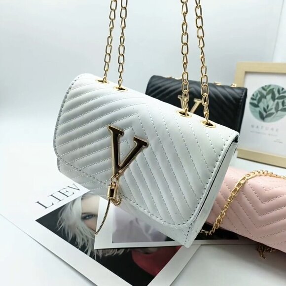 Designer Look Quilted White Crossbody w/Gold Accents New - Picture 4 of 4